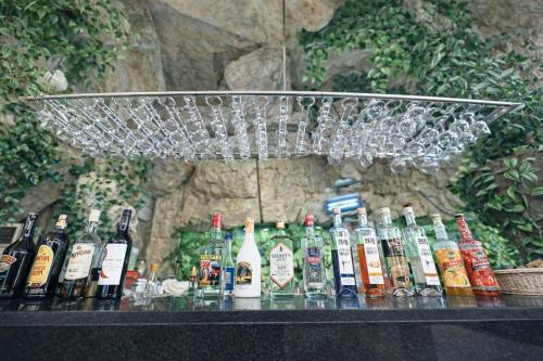 Un mucchio di bottiglie di alcol sedute su un bancone di Tiger Complex Hotel a Patong Beach