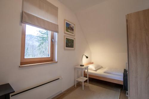 博希尼Chalet Fisherman's Cottage的一间卧室，里面有一张床和一扇窗户。