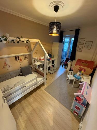 a small room with a bunk bed and a childs bedroom at 120 m2 newly renovated apartment in Copenhagen