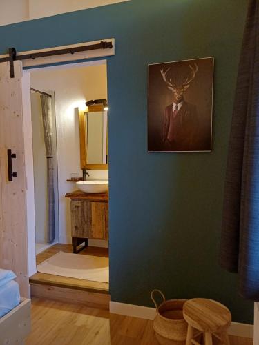 une salle de bain avec une peinture d'un cerf sur le mur dans l'établissement Stay Novy, à Bach
