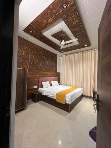 a bedroom with a bed in a room at Hotel P S Villa & Banquet in Agra