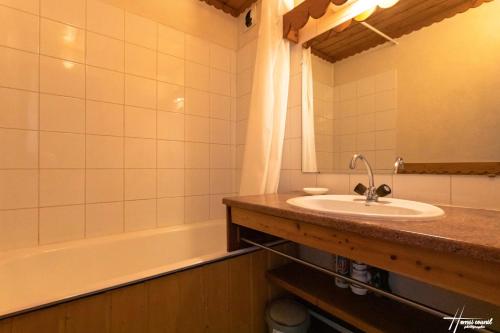 Et badeværelse på Condo - Résidence Le Schuss By Alpstays