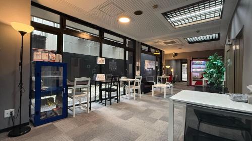 een restaurant met een tafel en stoelen in een kamer bij 心斎橋難波関空直通 Ambers Hostel in Osaka
