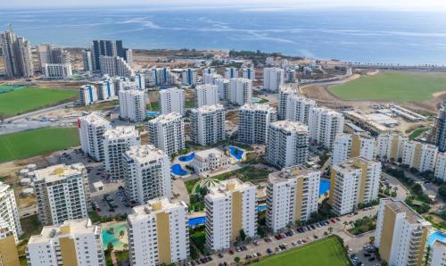 Nespecifikovaný výhled na destinaci Iskele nebo výhled na město při pohledu z apartmánu