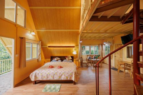 une chambre avec un lit dans une pièce aux murs en bois dans l'établissement Baandin Chiewlarn, à Ban Tha Khun