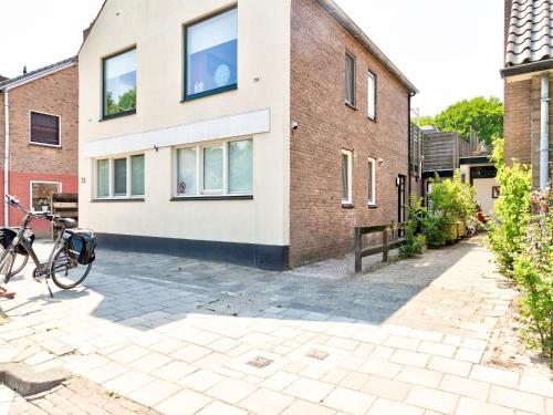 una bicicletta parcheggiata di fronte a un edificio di mattoni di Stunning apartment in Schoorl, North Hollandâ you can bike to the beach a Schoorl