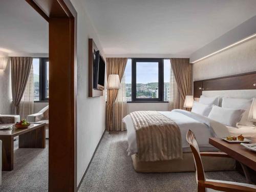 Postel nebo postele na pokoji v ubytování Movenpick hotel Sarajevo