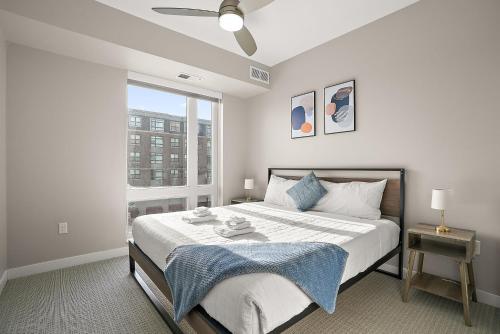 een slaapkamer met een groot bed en een raam bij CozySuites Marquee in Minneapolis