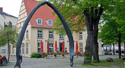 ブレーメン・フェーゲザックにあるHotel Havenhausの建物前のアーチ彫刻