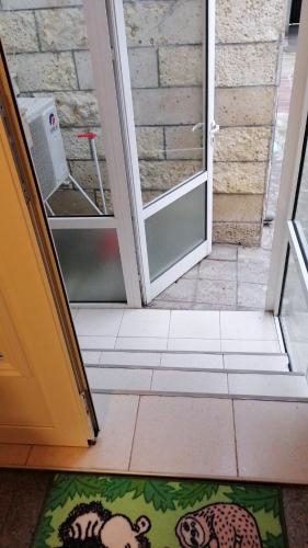 - une porte ouverte menant à une chambre avec un tapis au sol dans l'établissement Апартамент опера, à Varna