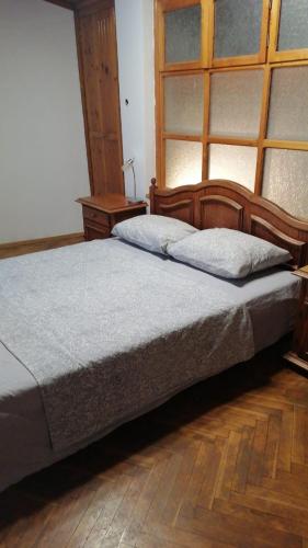 une chambre avec un grand lit et une fenêtre dans l'établissement Апартамент опера, à Varna