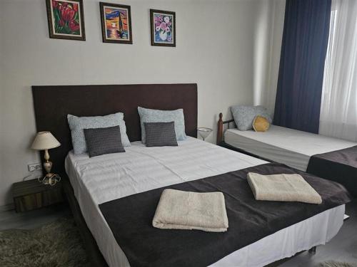 En eller flere senge i et værelse på Бадевски рай-къща Надежда