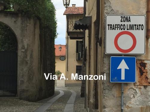 a street sign on the side of a building at L'Antico Borgo in Lesa