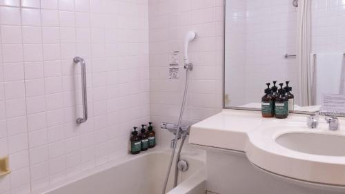 ein weißes Badezimmer mit Waschbecken und Dusche in der Unterkunft ANA Crowne Plaza Resort Appi Kogen by IHG in Hachimantai