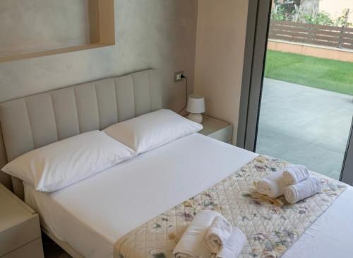 ein Schlafzimmer mit einem Bett mit Handtüchern darauf in der Unterkunft Villa Giuseppe Seaside in Lido Di Fondi