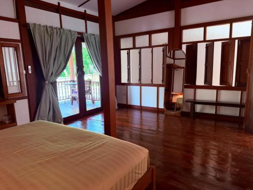 En eller flere senge i et værelse på Private Garden Home Koh Phangan