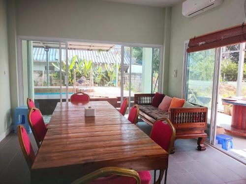 Et opholdsområde på บ้านยาย pool Villa