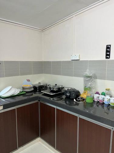 Køkken eller tekøkken på Homestay Sri KS