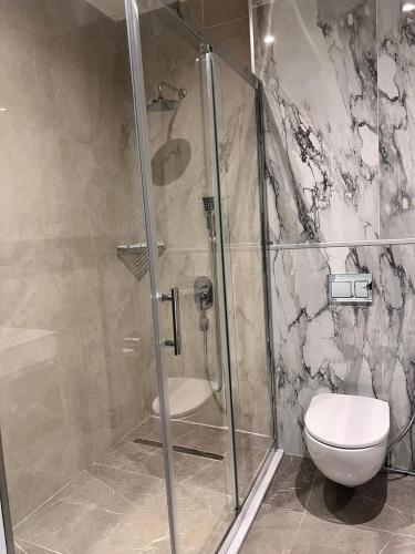 un bagno con doccia e WC di SB park2 a Nardaran
