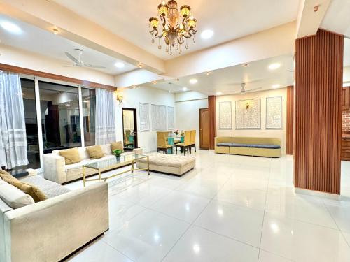 Et opholdsområde på Amy Villa - 5 BHK - Centre of Lonavala I Pvt Pool & Garden