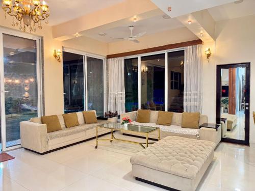 Et opholdsområde på Amy Villa - 5 BHK - Centre of Lonavala I Pvt Pool & Garden