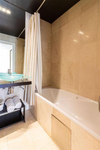 Exclusive Chiado Deluxe, elegant & spacious 3 BR, 4E