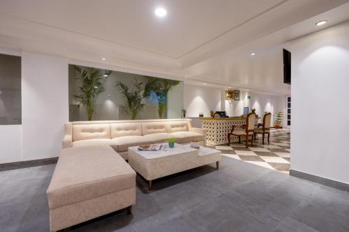 een woonkamer met een bank en een tafel bij Hotel Pinky Villa - Heritage Boutique Suites- New Delhi in New Delhi