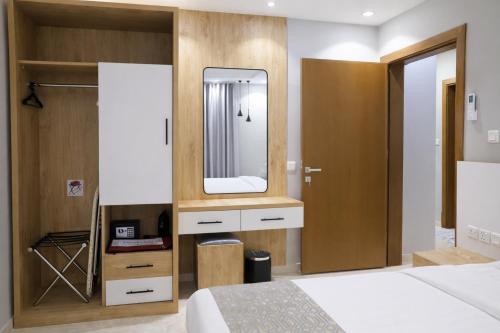 een slaapkamer met een grote spiegel en een bed bij اجنحة نزيل & اجنحة الشمال in Tabuk