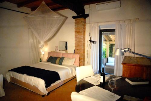 SettignanoにあるVilla Palagioのベッドルーム1室(ベッド1台、テーブル、ソファ付)