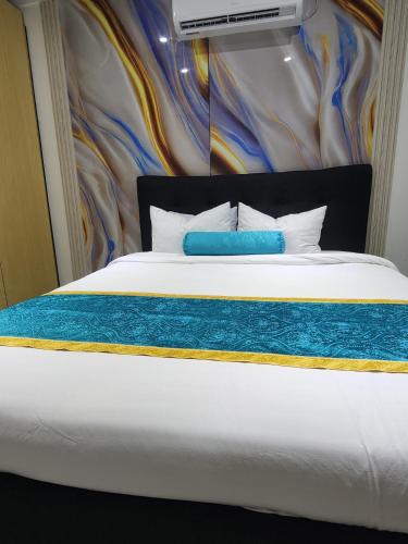 - une chambre avec un lit et un mur coloré dans l'établissement MakutuBnB, Nadi, à Nadi