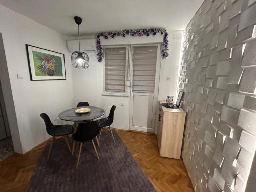 een eetkamer met een tafel en stoelen bij Martina Lux in Belgrado
