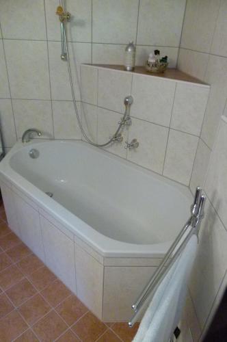 uma banheira branca na casa de banho em Haus Freistabl em Sölden