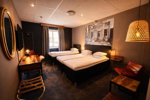 En eller flere senge i et værelse på Hotell Siesta