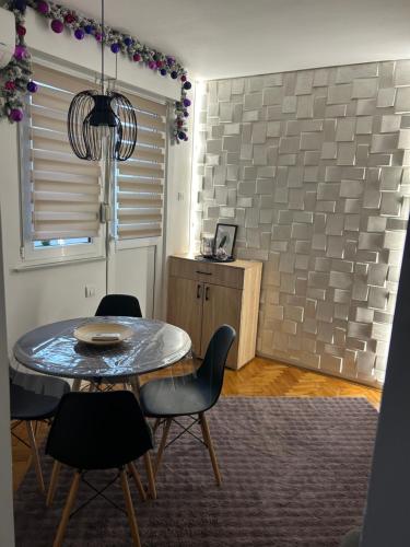 een eetkamer met een tafel en stoelen bij Martina Lux in Belgrado