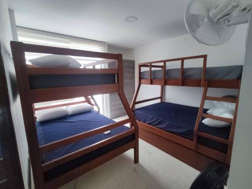 een slaapkamer met 2 stapelbedden met blauwe lakens bij Apartment in Same, Casa Blanca in Súa