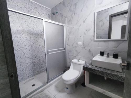 een badkamer met een douche, een toilet en een wastafel bij Apartment in Same, Casa Blanca in Súa