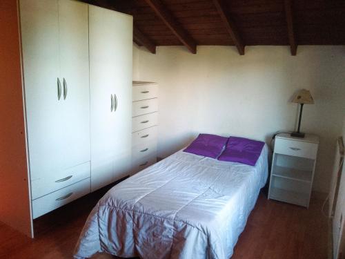 Giường trong phòng chung tại Casa del bosque