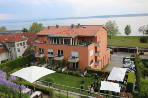 an aerial view of a house with umbrellas at Romantik Hotel Residenz am See in Meersburg