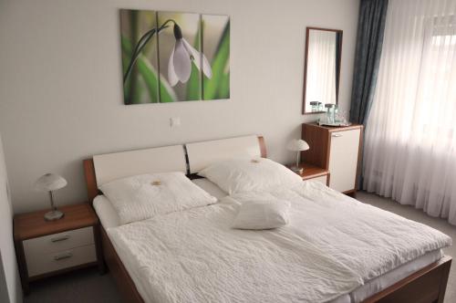 een slaapkamer met een wit bed met 2 kussens bij Effelder Bürgerstube in Effeld