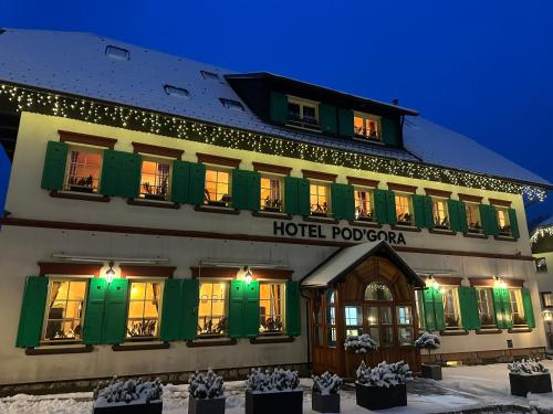 un hotel a Poznan nella neve di notte di Pod Gora Boutique Hotel a Kranjska Gora