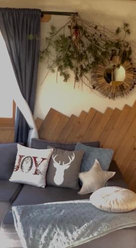 a living room with a couch with pillows at Domek Fox House z prywatna balią elektryczną na wyłączność in Kościelisko