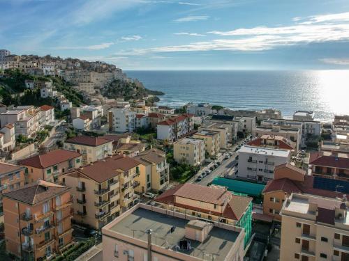 una vista aerea di una città vicino all'oceano di Sperlonga Center Home a Sperlonga