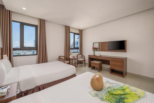 una camera d'albergo con due letti e una scrivania di Lumina Hotel & Apartment a Da Nang