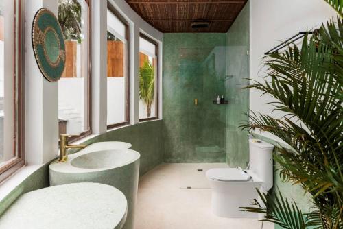 een badkamer met 2 wastafels en een toilet bij Woywoy Escape Bresela Adults Only in Tegalalang