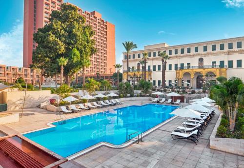 Piscina de la sau aproape de Cairo Marriott Hotel