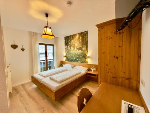 En eller flere senge i et værelse på Gästehaus Florian