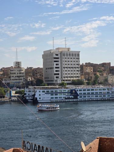 Udsigt til en flod der løber i nærheden af pensionatet