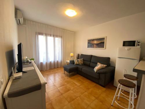 ein Wohnzimmer mit Sofa und Fernseher in der Unterkunft Apartment with private balcony in San Javier