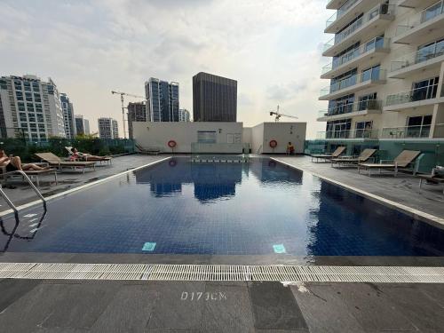 een groot zwembad op het dak van een gebouw bij Canal View Studio AG Tower in Dubai