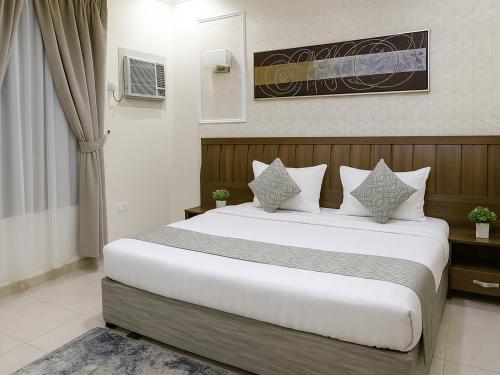 Postel nebo postele na pokoji v ubytování اجنحة الســــــــــرايا المخدومة